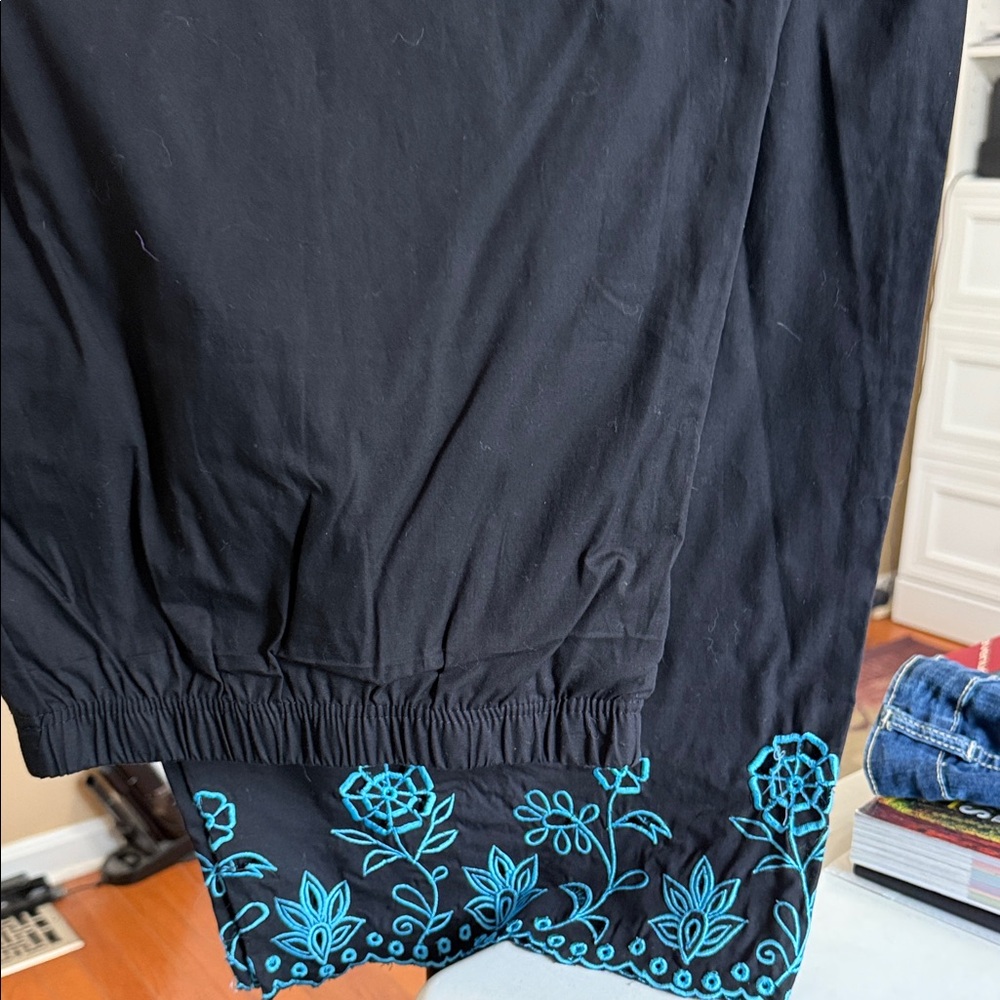 Chelsea Studio black crops embroidered blue hems. So cute. Sz28